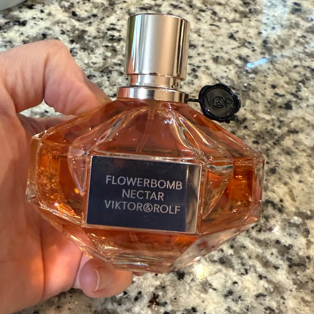 Brand new Victor and Rolf Flowerbomb Nectar. Gorgeous perfume. Long lasting.